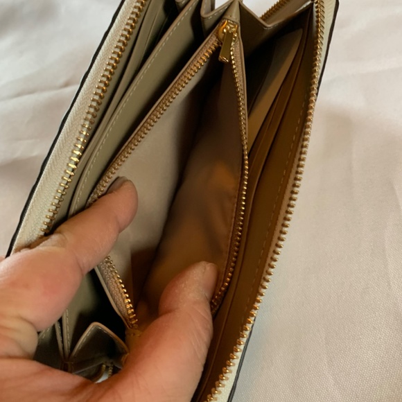 🎉Host Pick🎉 NWT White Embossed Coach Wallet  / Wristlet in White with Bo… - Picture 11 of 15